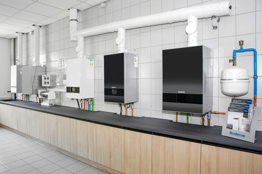 In einer Ausstellung zeigt Buderus am modernisierten Standort Mainz die aktuellen Wärmeerzeuger. Auch Anlagenbetreiber können sich hier informieren.