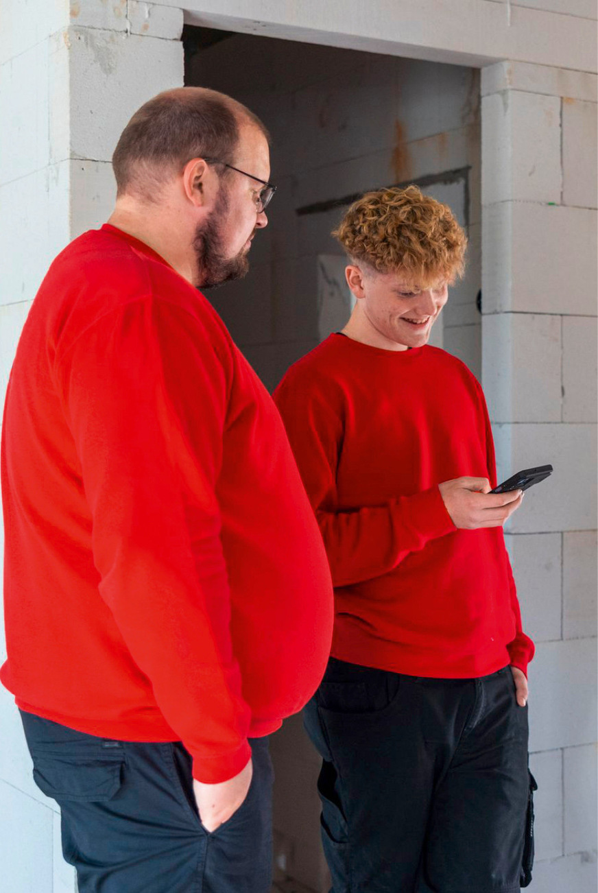 Zeiten und Materialien unterwegs eintragen? Kein Problem, die Mitarbeitenden nutzen unterwegs die App zur Betriebssoftware. Der Kundendienst wird gänzlich digital abgewickelt.