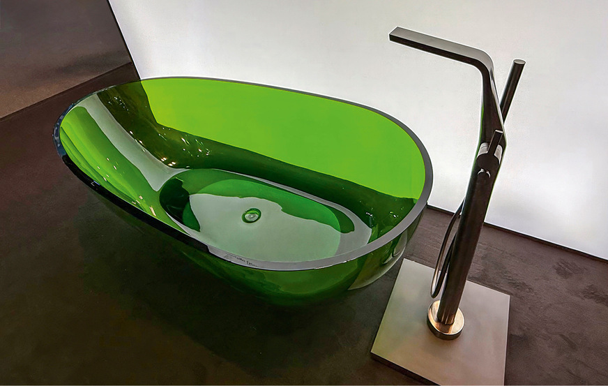 Askese muss nicht rechtwinklig sein oder gar auf Farbe verzichten. Die konsequente Klarheit der organisch ausgeformten Wanne legt den Fokus perfekt aufs Wesentliche. So gezeigt von Steinberg auf der ISH 2025.