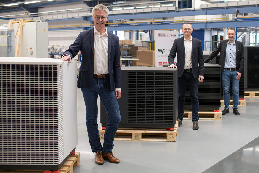 Von links: Dr. Kai Schiefelbein, Vorsitzender der Geschäftsführung, Dr. Alexander Janzen, Leitung Profit Center Wärmepumpe, Lars Michel, Leiter Wärmepumpenfertigung, sind froh, die Wärmepumpenfertigung im Höxteraner Werk von Stiebel Eltron wieder in Betrieb nehmen zu können.