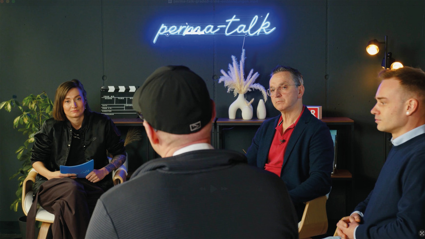 Informative und höchst kommunikative Runde rund ums Thema „Azubis finden – Fachkräfte binden.“ Lydia Bautze-Ortlieb (links) von der Made in Stuttgart Marketing- und Media GmbH führte durch den zweiten perma-talk mit Dirk Staiger (Mitte), Maximilian Fauser (rechts) und Patrick Stimpfle (von hinten).