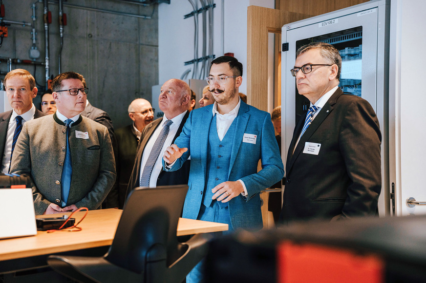 Beim Rundgang durch das neue Gebäude ließ sich Dr. Florian Herrmann, MdL, Leiter der Bayerischen Staatskanzlei und Staatsminister für Bundesangelegenheiten und Medien (rechts), von Campus-Leiter Simon Westermair (Mitte) die modernen Räumlichkeiten zeigen.