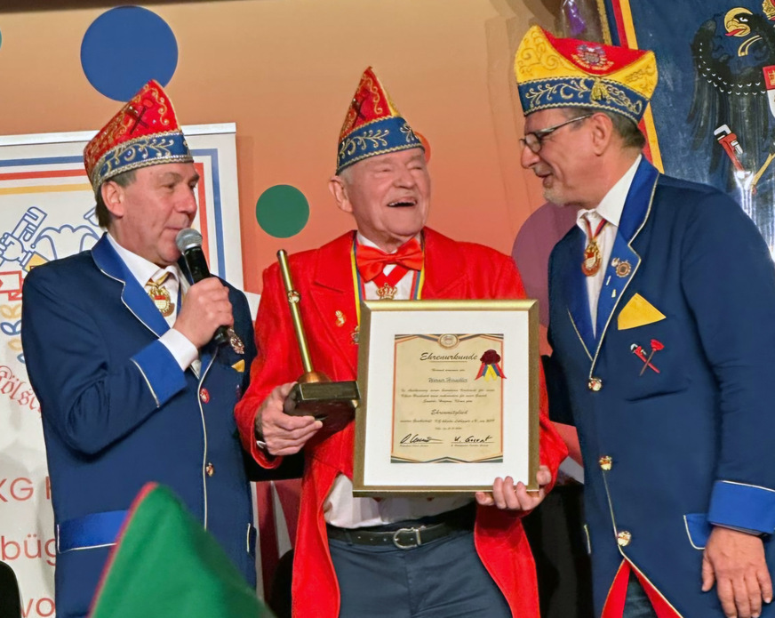 Von links: Oliver Cremer, Ehrenobermeister Werner Hirschler und Karsten Gaevert.