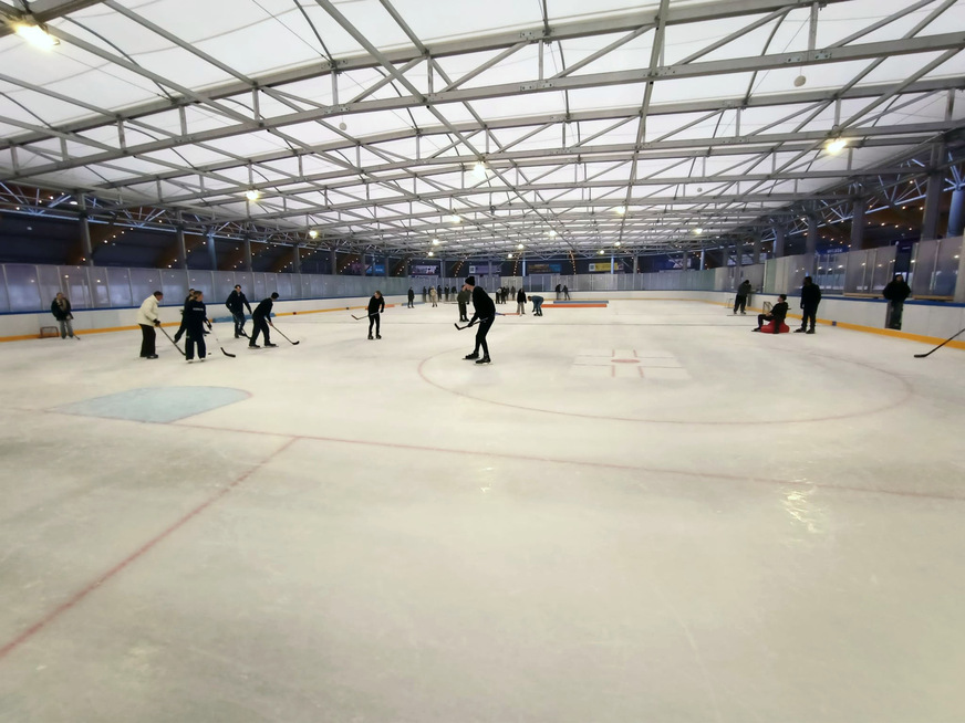 In der „IJsbaan Haarlem“ entstand durch die Erweiterung und Modernisierung des Mittelbereichs eine großzügige, multifunktionale Eisfläche mit den Maßen 110 mal 30&nbsp;m.