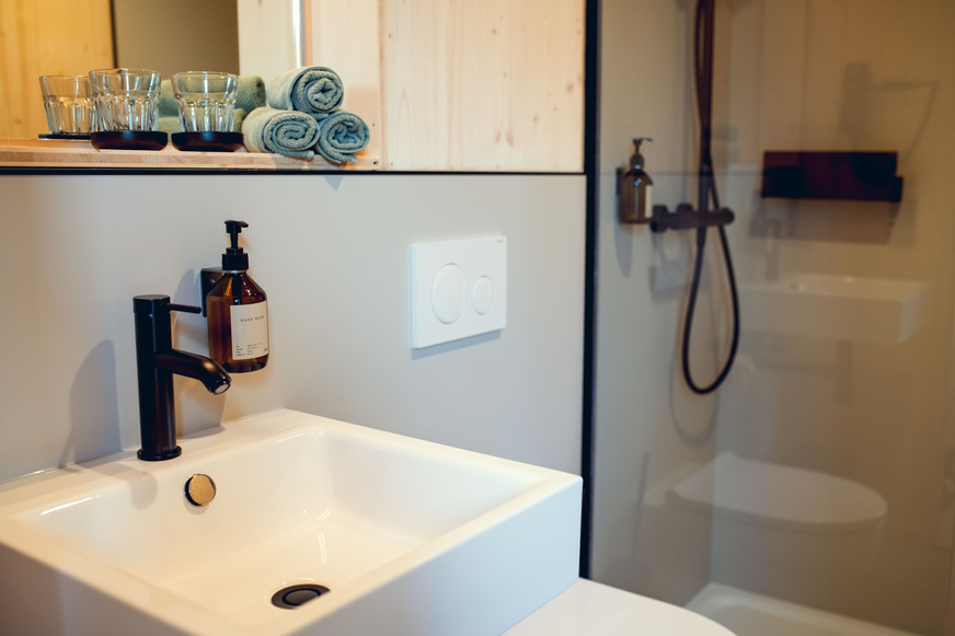 Die Ausführung in Schwarz matt fügt sich in das Farbkonzept der Häuser ein und bietet einen Kontrast.