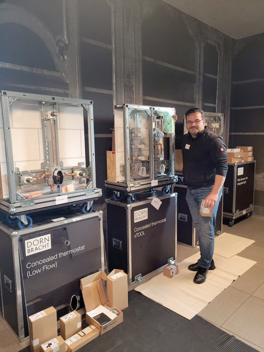 Servicetechnik und Vertrieb von Dornbracht begleiten die Trainings persönlich und vermitteln sowohl technisches Wissen als auch wertvolle Montagepraxis. Hier zu sehen: Tarkan Dalgic, Technical Service Assist bei Dornbracht.