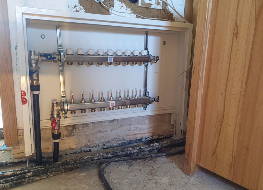 Der Heiz-/Kühlkreisverteiler konnte an zentraler Stelle im Flur positioniert werden.