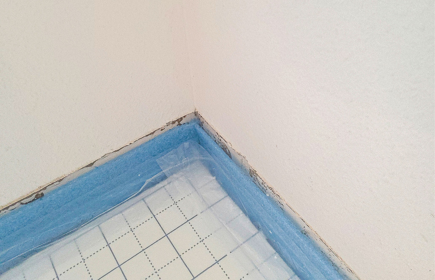 Das Anbringen des Rand-Dämmstreifens verlangt auch in den Ecken große Sorgfalt, um den Estrich vollständig in die Ecke zu führen und Lufteinschlüsse zwischen Rand-Dämmstreifen und Inneneck zu vermeiden.