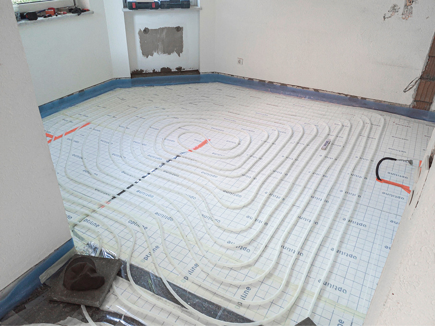 Installierte Systemrohre des Wärmeübergabekreises im Essbereich der neuen Wohnküche.