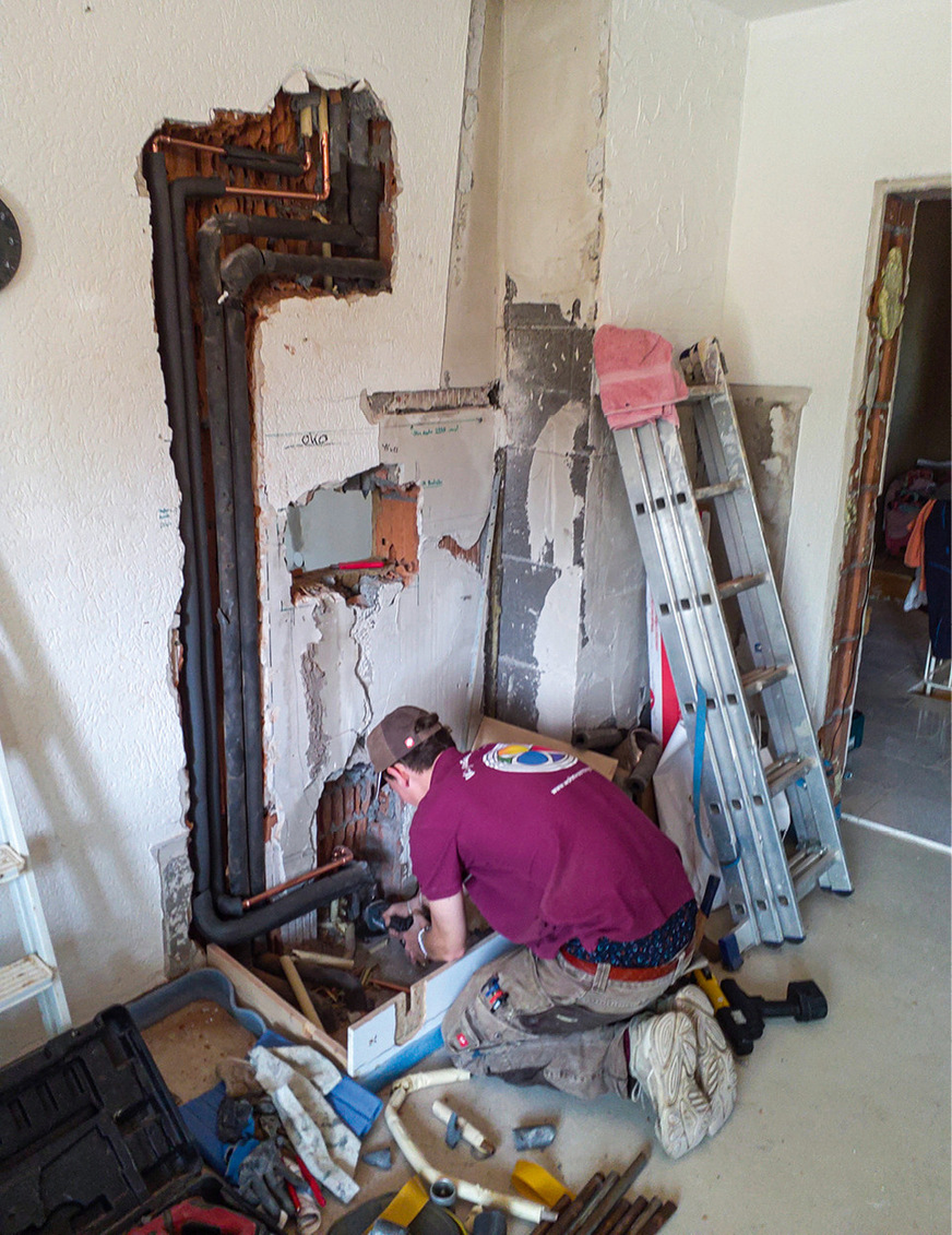 Änderung der Leitungsführung für die Backröhre des&nbsp;Kachelofens nach Einbringung des Estrichs während&nbsp;des Belegreifheizens.