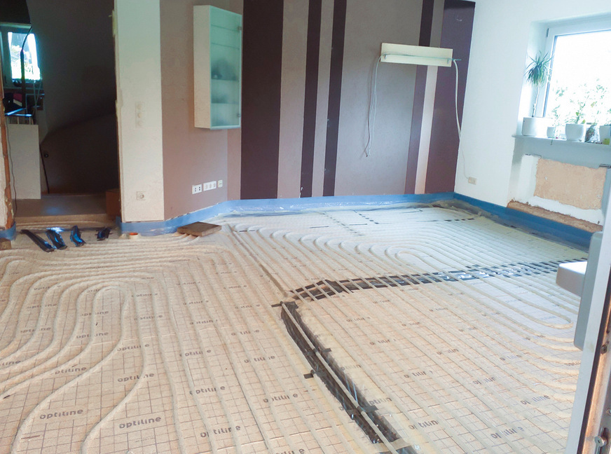 Die Systemrohrplatte wurde im Bereich der Leerrohre mit den Elektroleitungen&nbsp;ausgeschnitten und der Zwischenraum mit einer Schüttung verfüllt, bevor die Fläche verklebt wurde, um ein Eindringen des Estrichs zu vermeiden.