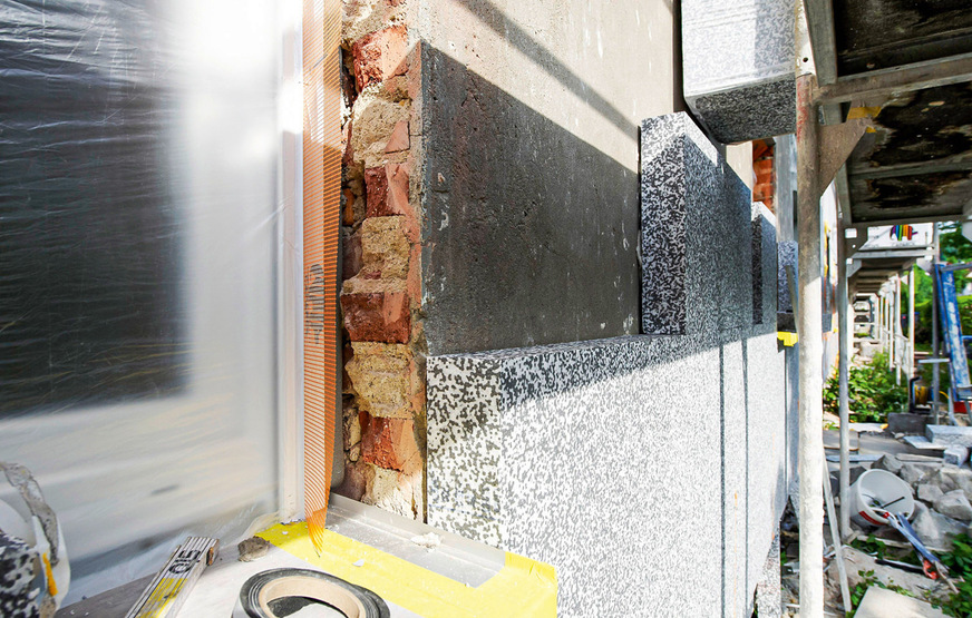 Studien stützen das Vorgehen, zunächst die Heizanlage zu sanieren, bevor Dämmmaßnahmen umgesetzt werden. Der Austausch des Wärmeerzeugers durch ­eine Wärmepumpe ist bei begrenzten Mitteln oft kosteneffizienter als umfassende ­Dämmmaßnahmen.