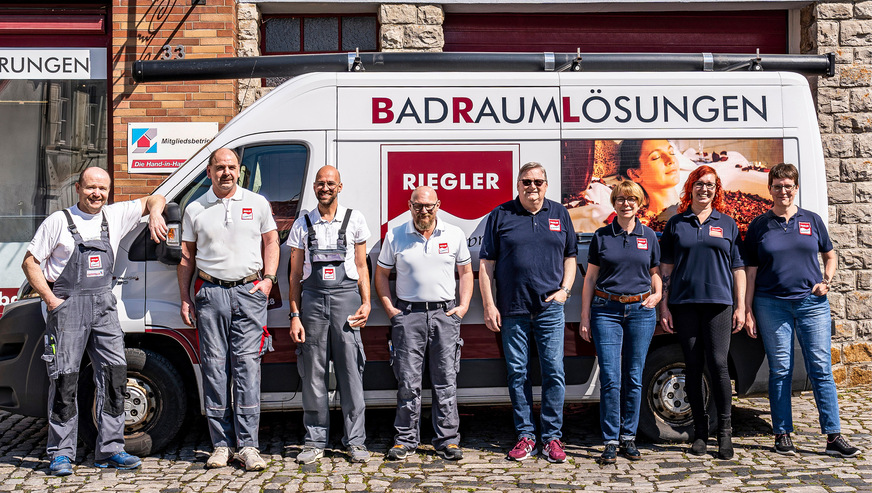 Das Team um Chef Claus Friedlein (Mitte rechts) ist auf das Bad spezialisiert, jetzt auch auf die Teilsanierung.