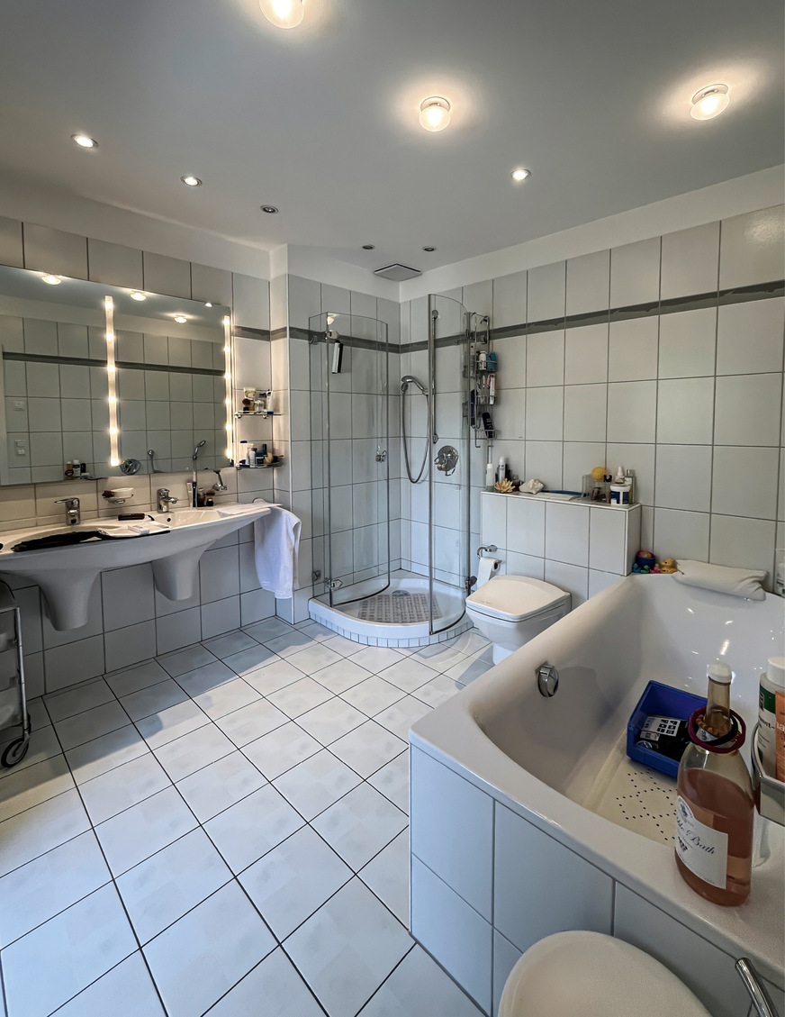 Die Badewanne des alten Badezimmers ist einer modernen, großzügigen Duschzone gewichen.