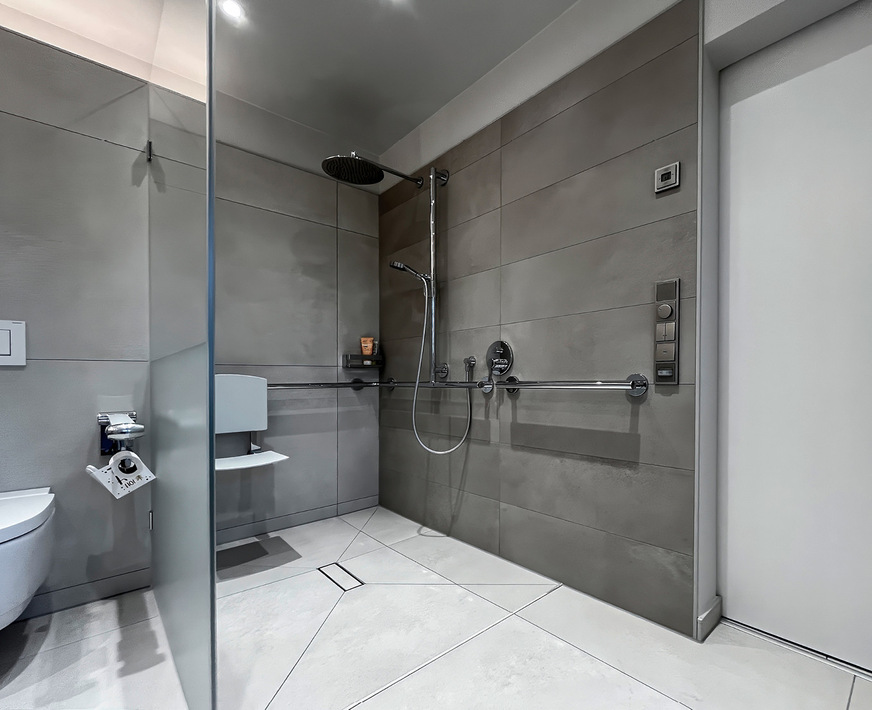 Die neue bodenbündige Dusche ist barrierefrei und sehr gut zugänglich.