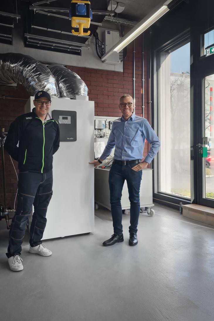 &nbsp;Patrick Stimpfle (links), SHK-Ausbilder an der Berufsschule 1 in Kempten mit Florian Wöhrer von tecalor an der neuen Integral-Wärmepumpe THZ Flex.