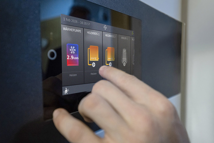 Die TouchPro-Steuerung vernetzt verschiedene Wärmeerzeuger. Das System bindet Echtzeitwetterdaten ein und verfügt über eine Support-KI.