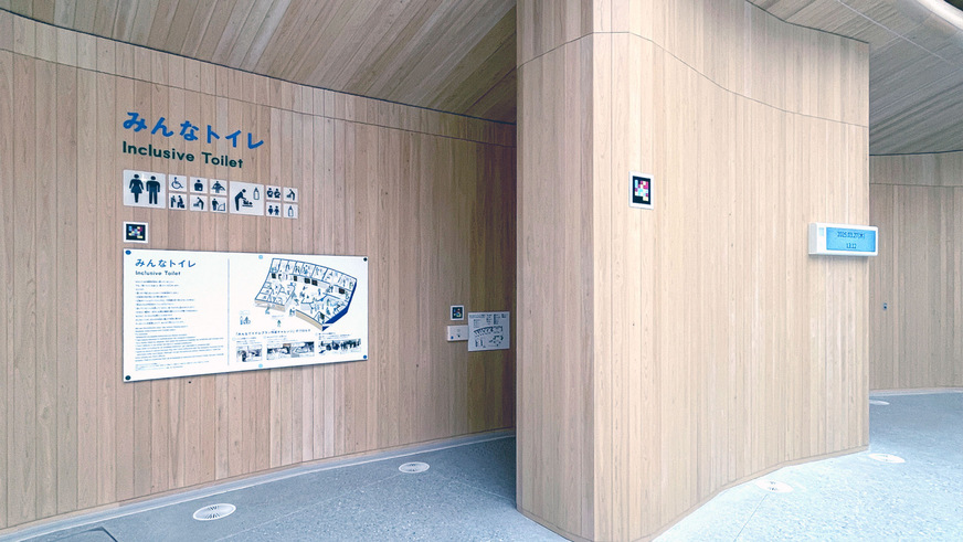 Hinweistafel zur inklusiven Toilette im Osaka Healthcare Pavilion: Das Informationsschild erläutert die Gestaltung und Nutzung der barrierefreien Sanitäreinrichtung und macht die Prinzipien des Universal Design für alle Besucherinnen und Besucher verständlich.
