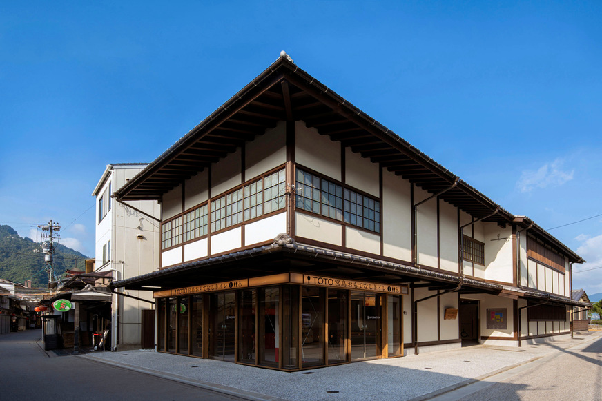 Die Miyajima Omotenashi Toilet auf der japanischen Insel Miyajima: Der öffentlich zugängliche Sanitärbau verbindet architektonische Zurückhaltung mit klarer Orientierung und barrierefreiem Zugang – gestaltet nach den Prinzipien des Universal Design von Toto.