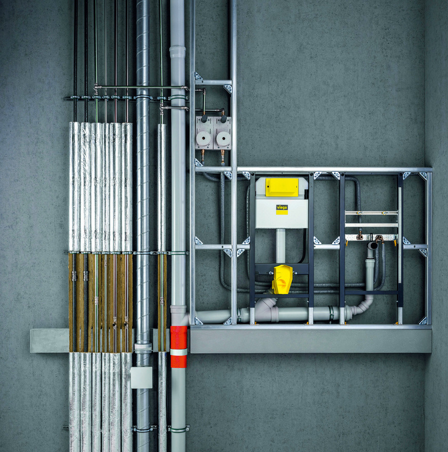 Abgeschottete Deckendurchführung in Gemischtbelegung aus metallenen ­Pressverbindersystemen, Lüftungskanal mit Absperreinrichtungen nach&nbsp;DIN 18017 und Abflussrohr aus Kunststoff, das abnahmesicher mit dem Brandschutzband Typ F von Viega installiert ist.