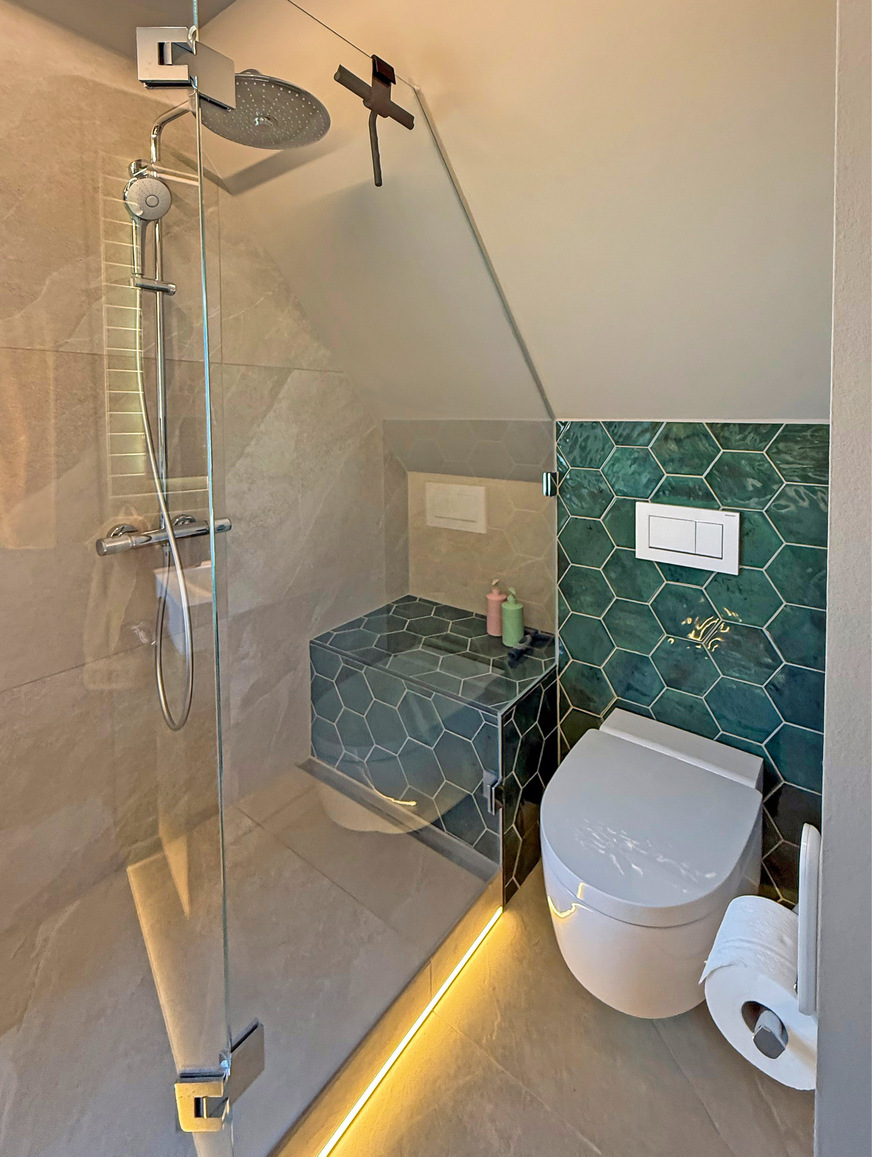 WC und Duschbereich ­erhielten als optischen ­Anker Sechseck-Dekore in Grün.