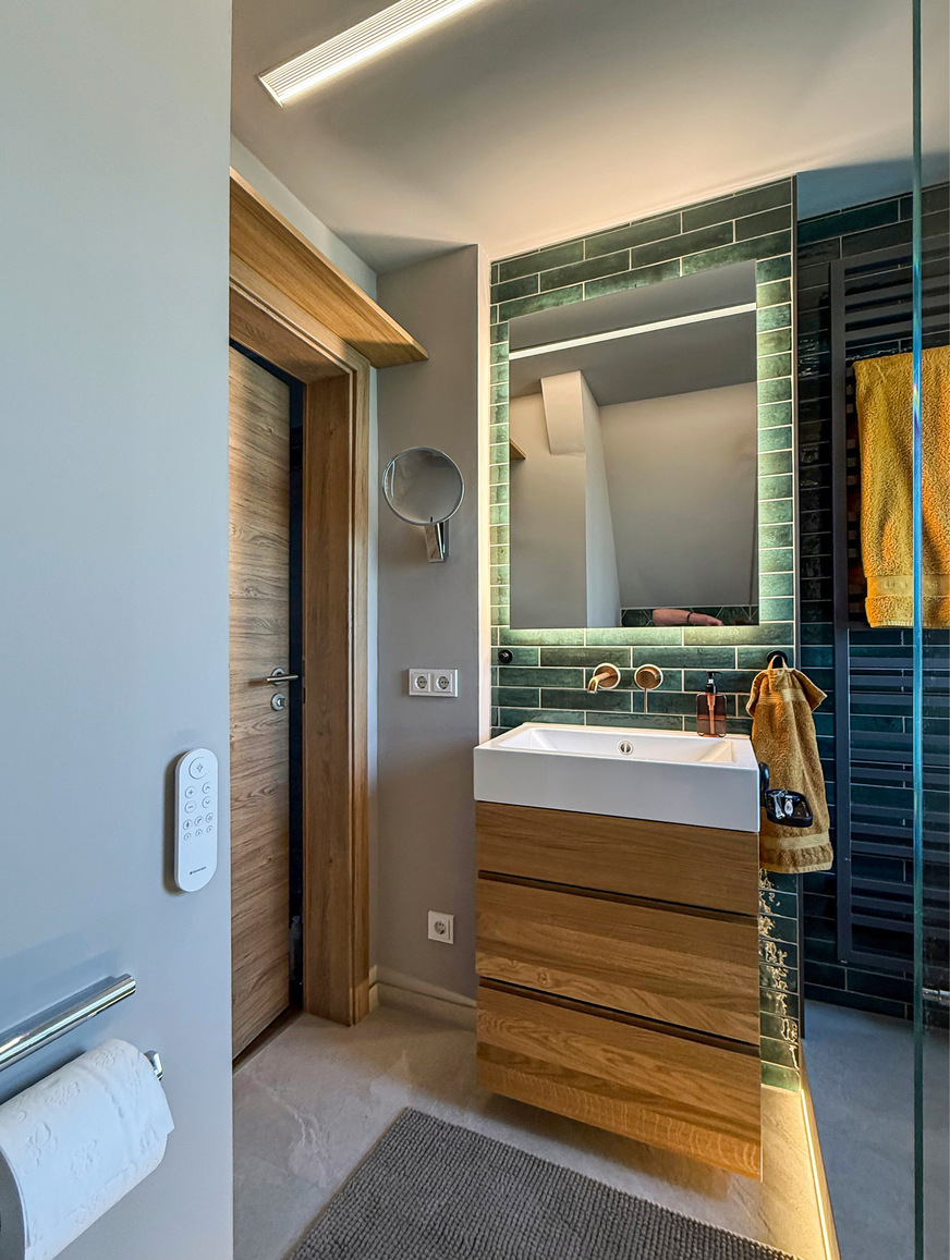 Für den Waschplatz standen 80 cm Breite zur Verfügung. Nur die Tiefe war begrenzt, um den Zugang ins Bad und zur Dusche komfortabel zu gestalten.