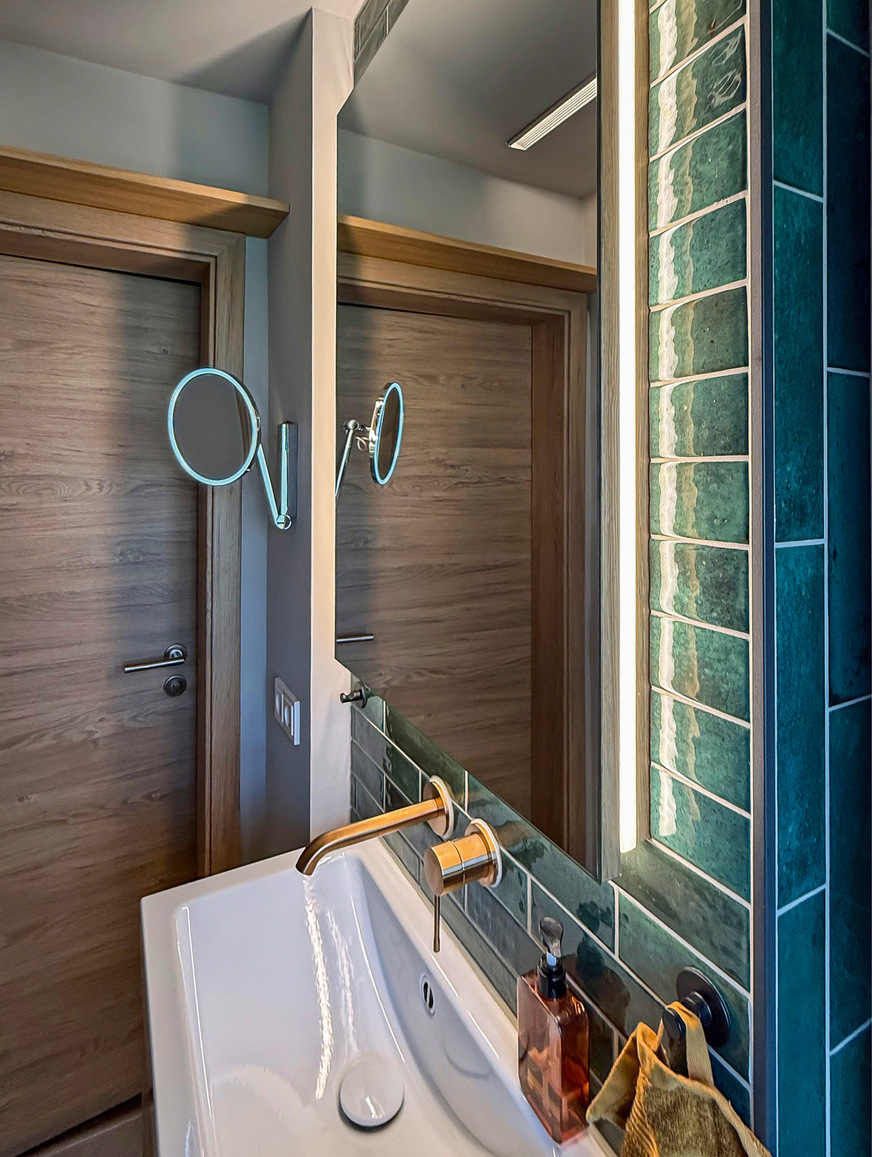 Der Einbau­spiegel­schrank lässt nur ­indirektes Licht über die Wand gleiten.