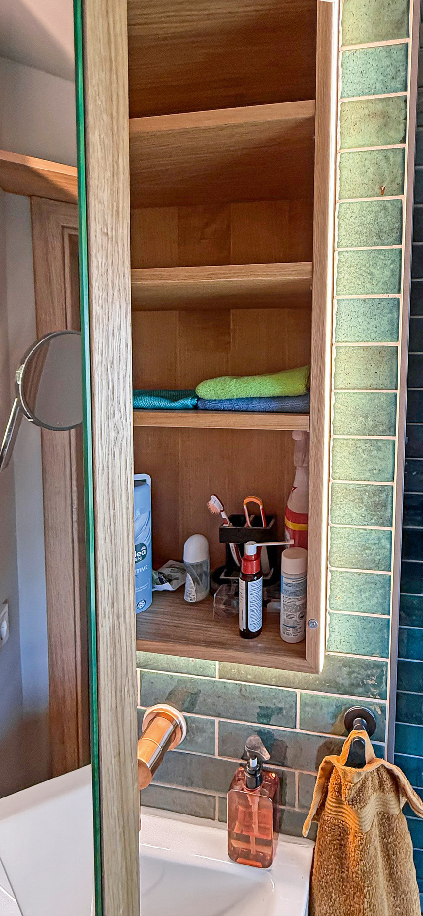 Da es rund um den Waschplatz zu wenig Stau- und Ablageflächen gibt, ­übernimmt der Einbauspiegelschrank diese Aufgabe.