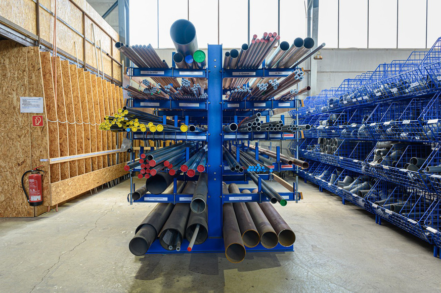 Klar definierte Lagerplätze und feste Abläufe senken Suchzeiten, vermeiden Fehlfahrten und reduzieren unnötige Bestände. Das spart bares Geld, entlastet die Mitarbeitenden und macht aus dem Lager eine echte Goldgrube für den Betrieb.