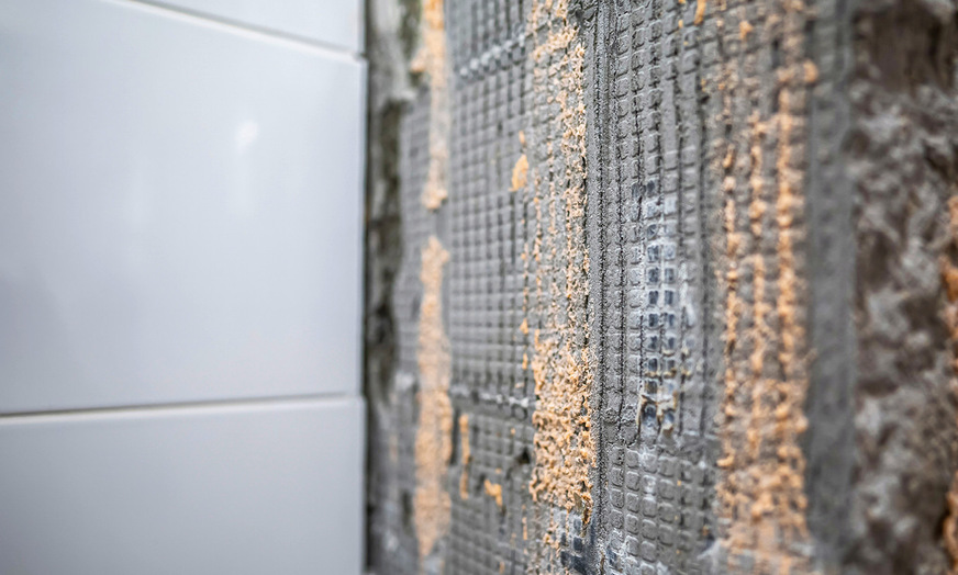 Klebern und Spachtelmassen wurden bis Anfang der 1990er-Jahre häufig geringe Mengen fest gebundener Asbestfasern beigemischt.