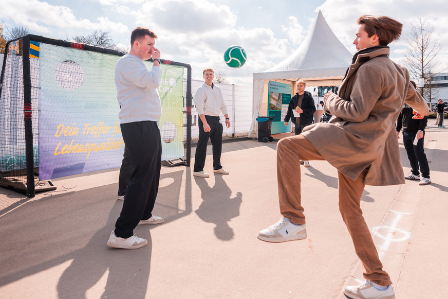 Zahlreiche Mitarbeitende nutzten die Gelegenheit, das neue Gebäude zu besichtigen, sich intensiv über die Angebote des Health Cube zu informieren – und an sportlichen Mitmachaktionen teilzunehmen.