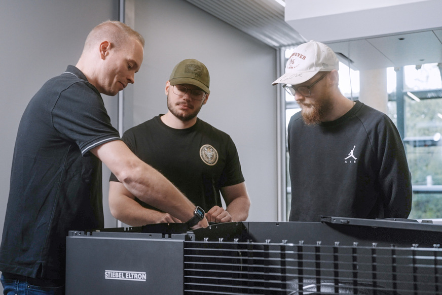 Wie sie Fallstricke bei Planung, Installation und Betrieb der Wärmepumpe effizient umgehen können, erfahren Teilnehmende sowohl in Webinaren als auch in Präsenz-Schulungen an insgesamt sieben Schulungs-Standorten von Stiebel Eltron deutschlandweit.