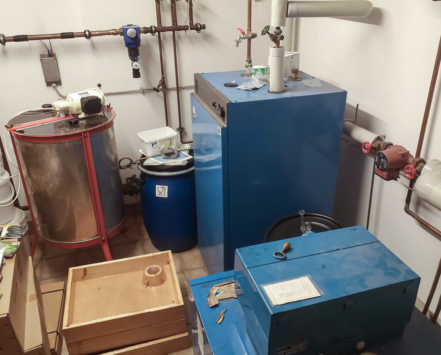 Die alte Wärmebereitstellung und -erzeugung wurde vollständig zurückgebaut und der Heizraum für die neue Heizungsanlage vorbereitet.