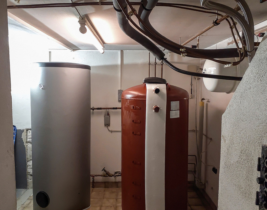 Der Trink-Warmwasserspeicher wurde zuerst installiert.&nbsp;Danach wurden beim Heizungspufferspeicher sämtliche&nbsp;Anschlüsse vorbereitet.