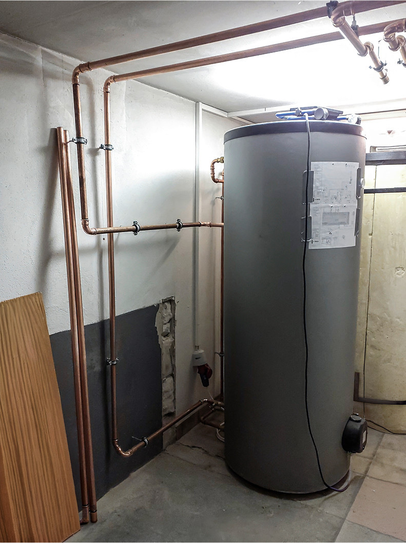 Der Warmwasserspeicher mit integriertem&nbsp;E-Heizstab zur optionalen Direktheizung des Trink-Warmwasserspeichers.