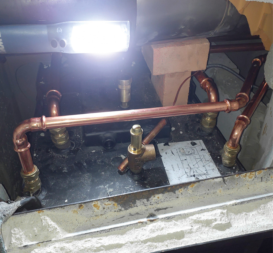 Die Anschlüsse des wassergeführten Kachelofeneinsatzes inkl. Membran-Sicherheitsventil in Vollmetall-Ausführung wurden unmittelbar nach dessen Aufstellung und Positionierung sowie Montage der Rauchgasführung hergestellt.