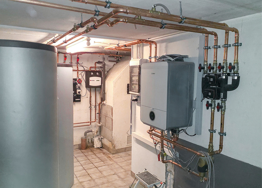 Das Hydraulikmodul neben der Inneneinheit erledigt die thermische Beladung der beiden Speicher mittels integrierter, motorisch betriebener Umschaltventile.