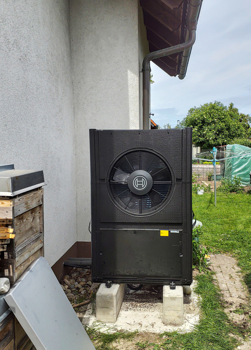 Die Aufstellung des Monoblocks auf vorbereitetem Fundament&nbsp;erfolgt im Anschluss an die Vorbereitungen im Keller.
