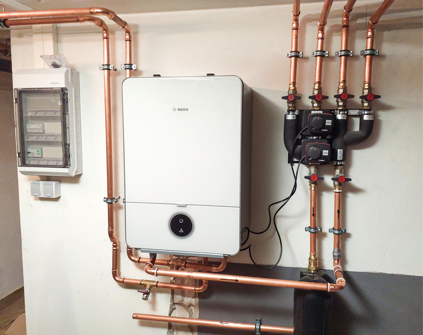 Neben der Inneneinheit befindet sich die Elektro-Unterverteilung mit&nbsp;sämtlichen Sicherungsautomaten für den Heizraum und die Heizungsanlage ­sowie die beiden Wartungssteckdosen unterhalb.