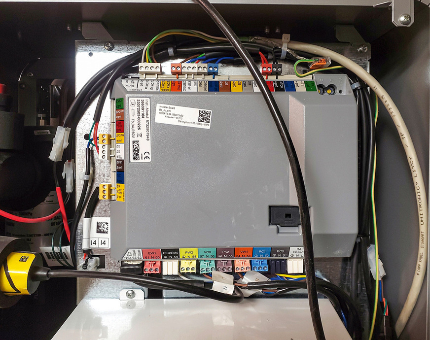 Anschluss der Sensorleitungen und spannungsführenden Leitungen&nbsp;der Heizungsanlage an die Heizungsregelung in der Inneneinheit.