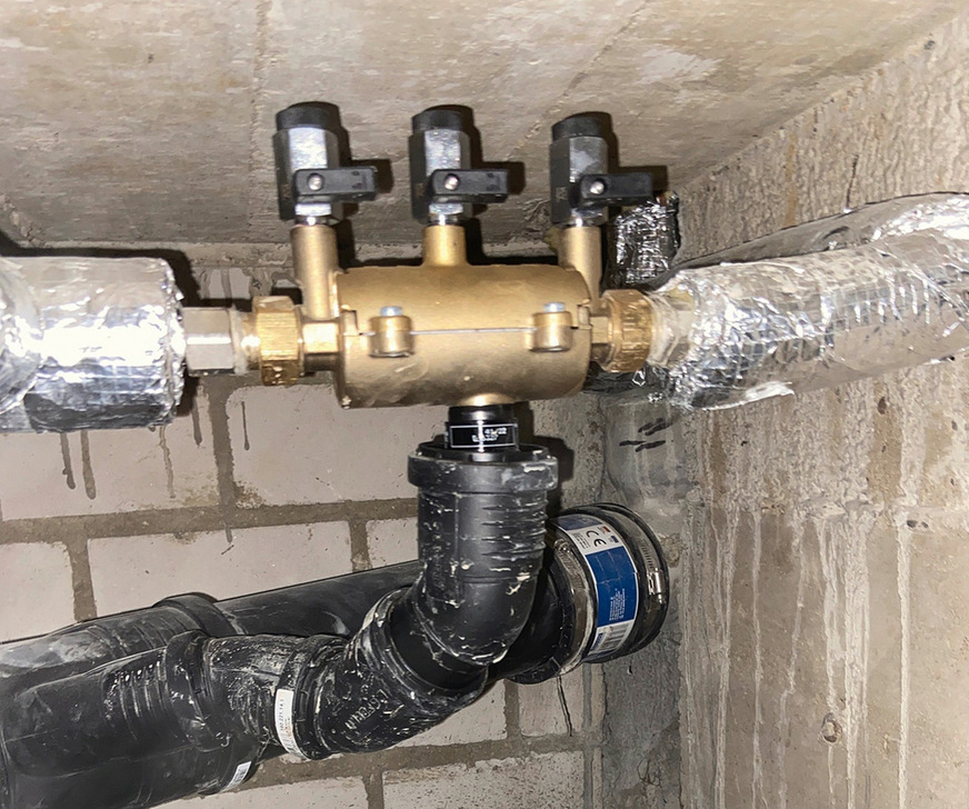 Sicherungseinrichtung BA ohne freien Ablauf und mit zu geringem Abstand zu Bauteilen samt fehlendem Freiraum für Instandhaltungsmaßnahmen.