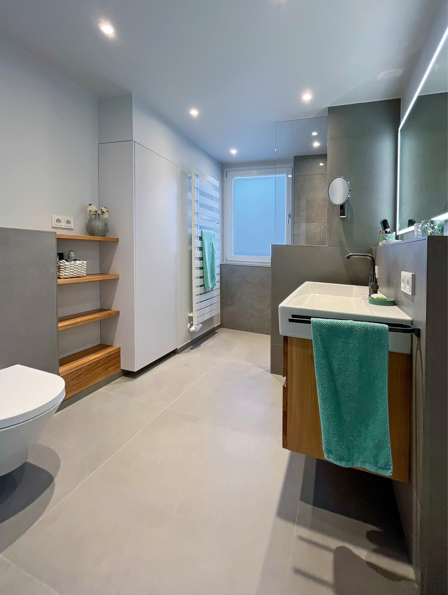 Gut positionierte Deckenspots können das Lichtszenario im Raum ergänzen, wann immer mehr Helligkeit gewünscht wird.