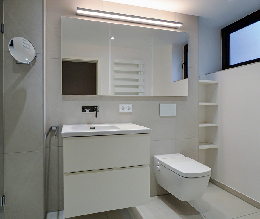 Die Vorwand wird an die ­Raumzuschnitte angepasst&nbsp;und sinnvoll genutzt.