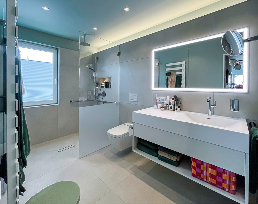 Eine indirekte Lichtvoute nutzt die ­Vorwandschale in korrekter Raum­anpassung.