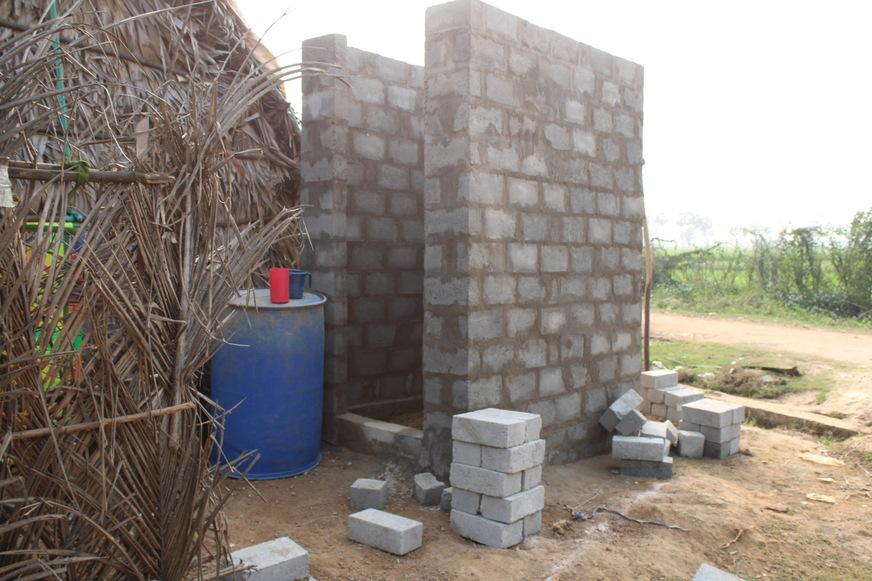 Viele der betroffenen Haushalte leben derzeit noch ohne eigene Sanitäranlagen.