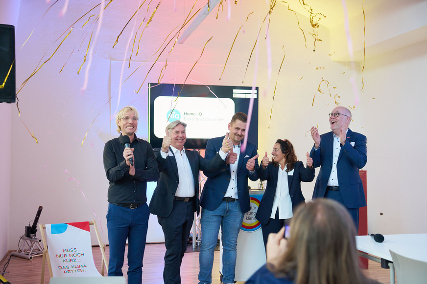 Bei der Eröffnung (v.l.): Moderator Karsten Penz, Frank Zöller (Obermeister der SHK Innung KarlsruheBruchsal), Aeneas Kleiner (Vorstandsmitglied der SHK Innung KarlsruheBruchsal), Claudia Zimmerling (Innungsgeschäftsführerin), Peter Haas (Hauptgeschäftsführer des Baden-Württembergischen Handwerkstags)