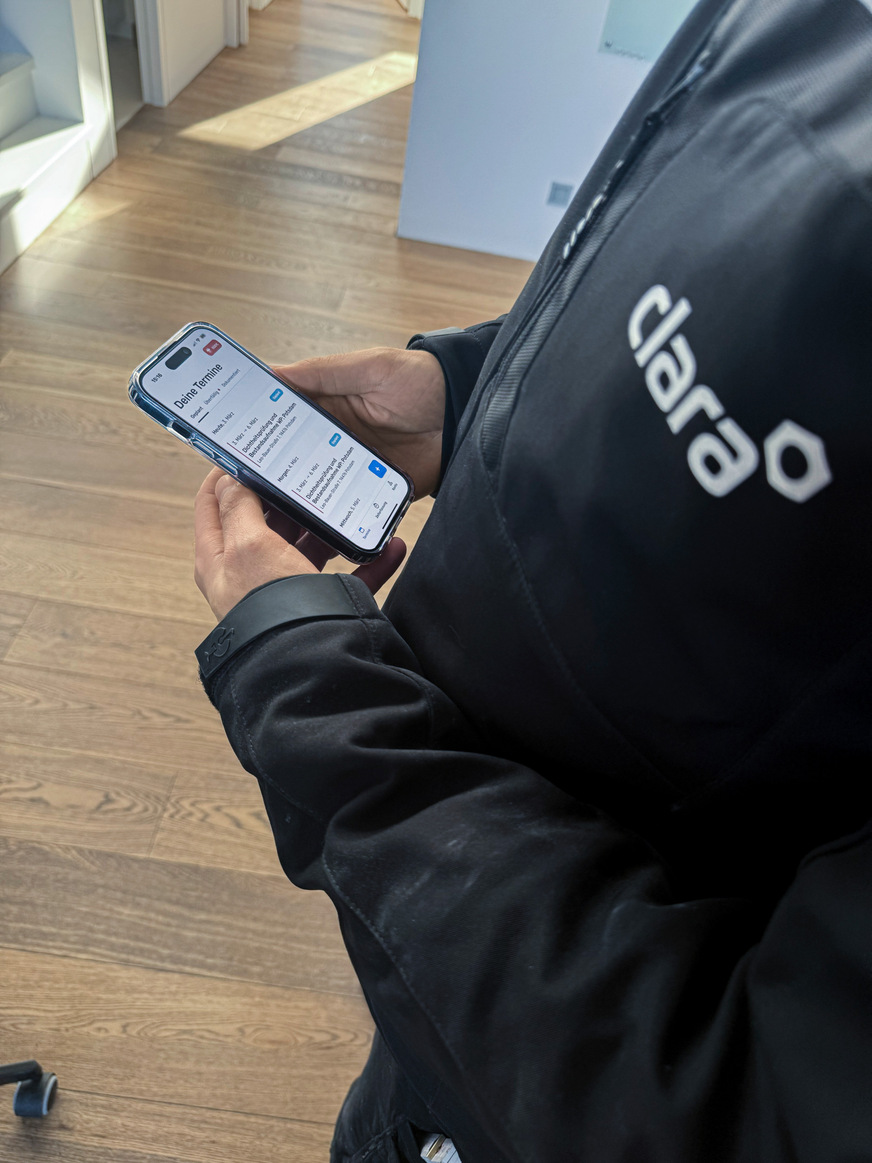 Monteure erhalten ihre Einsatzinformationen per App direkt auf das Smartphone, starten von zu Hause aus und vermeiden unnötige Wege.