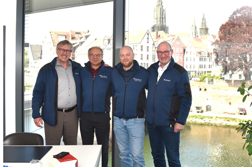 (v.l.): Reinhold Köhler (Gaiser), Thomas Gilbert (Kelvin ABT), Felix Gilbert (Kelvin ABT) und Harald Kretschmann (Gaiser) bei der notariellen Beurkundung am 28. April 2026 in Neu-Ulm.