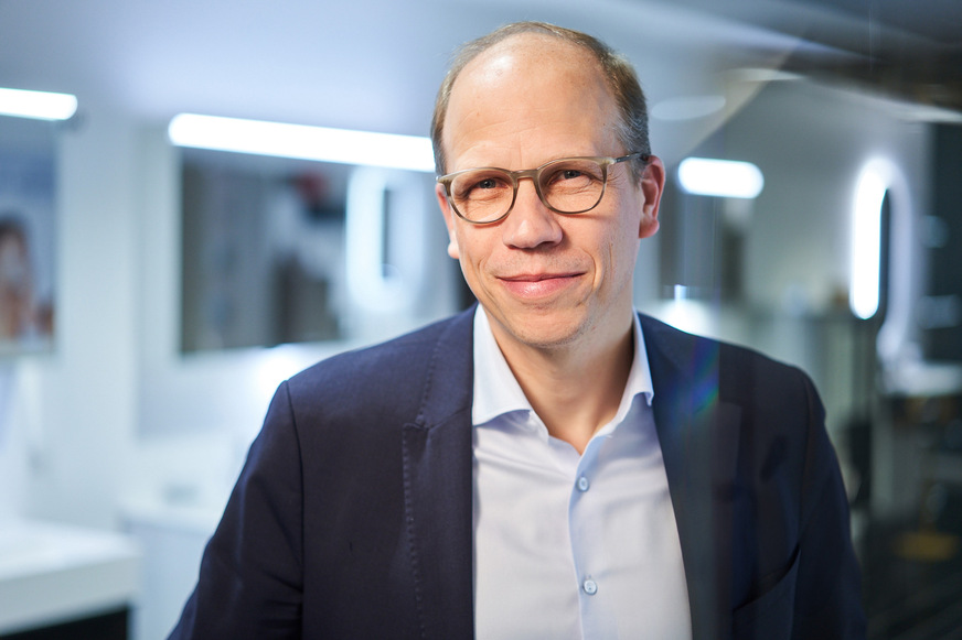„80 Jahre Unternehmensgeschichte bedeuten Verantwortung – für Produkte, Mitarbeitende und Partner“, sagt Stefan Sallandt, CEO von Burgbad. „Unsere Aufgabe ist es, Bewährtes weiterzuentwickeln und zugleich offen zu bleiben für strukturelle und technologische Veränderungen.“