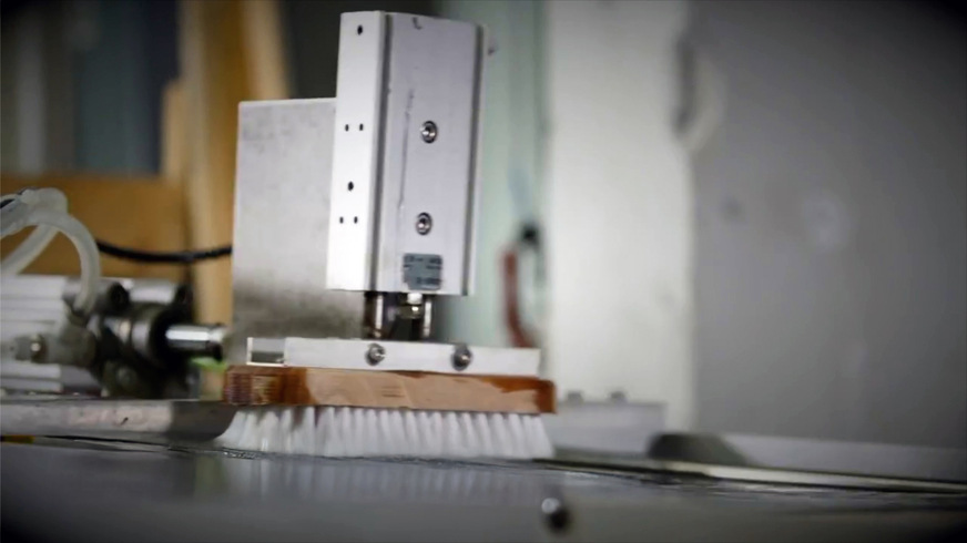 Prüfen der Abriebbeständigkeit: Die Oberfläche wird unter festgelegtem Druck und mit standardisierten Reinigungszyklen getestet, um ihre Widerstandsfähigkeit gegenüber mechanischer Belastung und regelmäßiger Pflege zu testen.